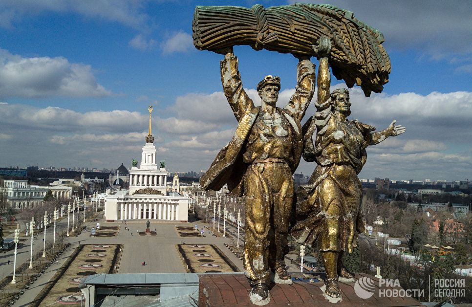 Скульптура Тракторист и колхозница на триумфальной арке Главного входа Выставки достижений народного хозяйства в Москве Скульптура Тракторист и колхозница на триумфальной арке Главного входа Выставки достижений народного хозяйства в Москве