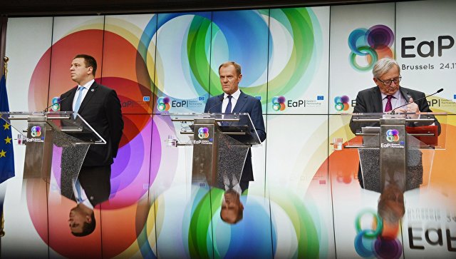 Премьер-министр Эстонии Юри Ратас, председатель Европейского совета Дональд Туск и председатель Европейской комиссии Жан-Клод Юнкер на итоговой пресс-конференции по завершении 5-го Саммита Восточного партнерства в Брюсселе