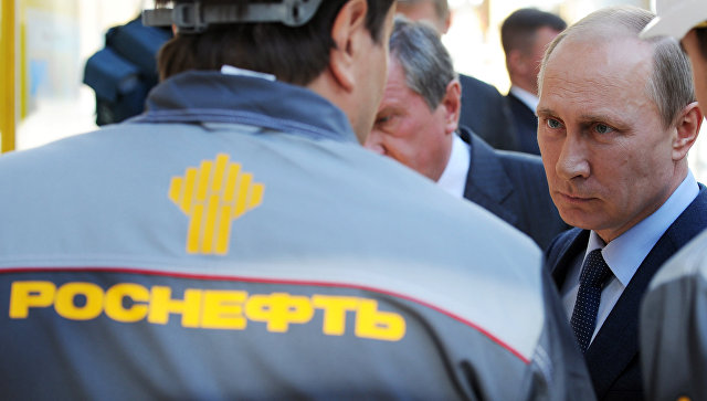 Президент России Владимир Путин во время посещения Туапсинского НПЗ Роснефти. Архивное фото