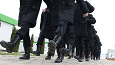 Новобранцы на плацу во время обучения строевой подготовке у военного комиссариата города. Архивное фото Новобранцы на плацу во время обучения строевой подготовке у военного комиссариата города. Архивное фото