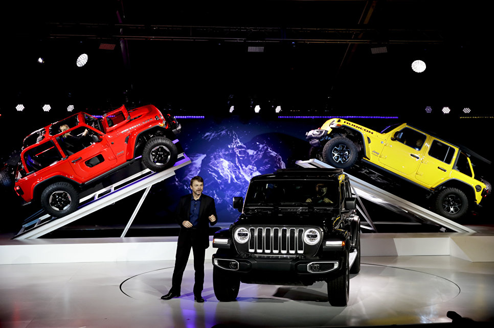 Президент и главный исполнительный директор Jeep Майк Мэнли представляет Jeep Wrangler 2019 года на автосалоне в Лос-Анджелесе Президент и главный исполнительный директор Jeep Майк Мэнли представляет Jeep Wrangler 2019 года на автосалоне в Лос-Анджелесе
