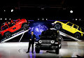 Президент и главный исполнительный директор Jeep Майк Мэнли представляет Jeep Wrangler 2019 года на автосалоне в Лос-Анджелесе Президент и главный исполнительный директор Jeep Майк Мэнли представляет Jeep Wrangler 2019 года на автосалоне в Лос-Анджелесе
