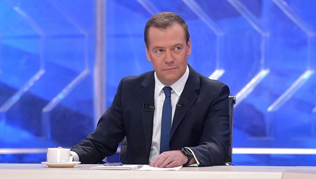 Председатель правительства РФ Дмитрий Медведев во время интервью российским телеканалам. 30 ноября 2017