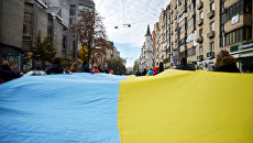 Флаг Украины в Киеве. Архивное фото Флаг Украины в Киеве. Архивное фото