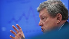 Председатель Федерального политического комитета партии Яблоко Григорий Явлинский на пресс-конференции в Москве Председатель Федерального политического комитета партии Яблоко Григорий Явлинский на пресс-конференции в Москве