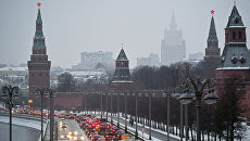 Автомобильное движение на Кремлевской набережной в Москве. Архивное фото Автомобильное движение на Кремлевской набережной в Москве. Архивное фото