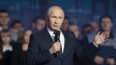 Президент РФ Владимир Путин во время встречи с работниками Горьковского автомобильного завода в Нижнем Новгороде. 6 декабря 2017 Президент РФ Владимир Путин во время встречи с работниками Горьковского автомобильного завода в Нижнем Новгороде. 6 декабря 2017