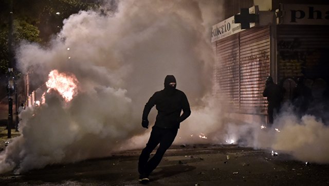 Милиция применила слезоточивый газ против анархистов на демонстрации в Салониках Милиция применила слезоточивый газ против анархистов на демонстрации в Салониках