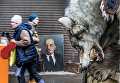 Волчья шкура на фоне портрета Владимира Ленина на Измайловском вернисаже в Москве Волчья шкура на фоне портрета Владимира Ленина на Измайловском вернисаже в Москве