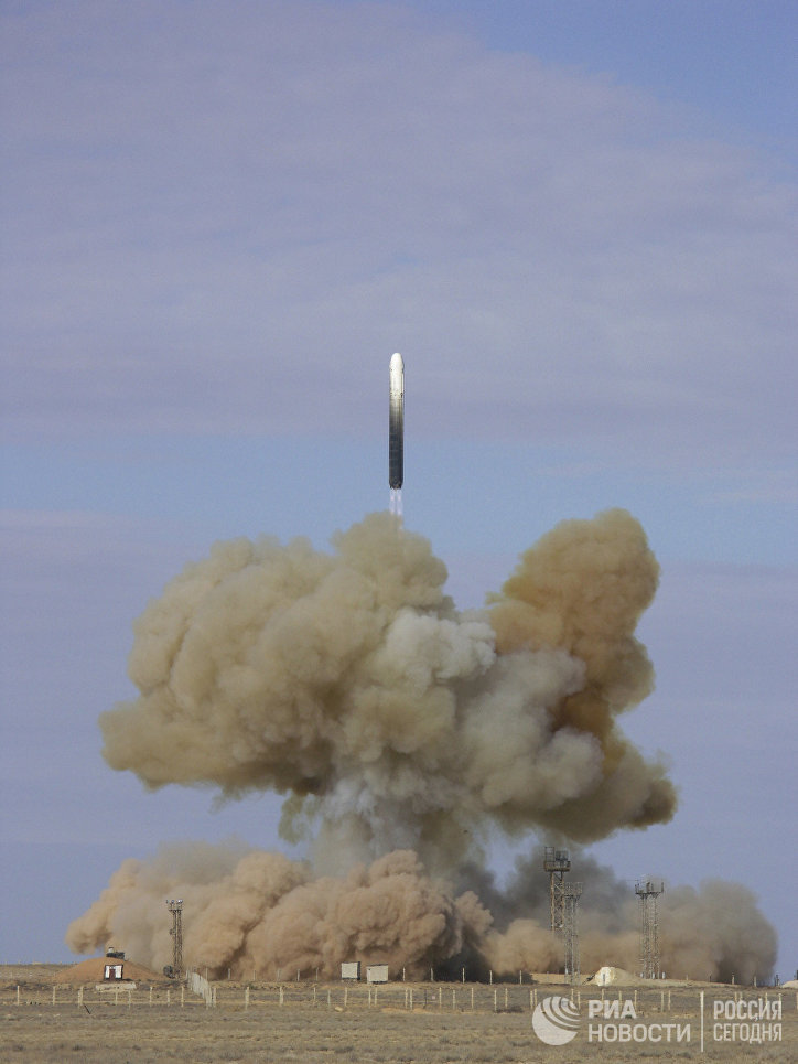 Запуск баллистической ракеты РС-18 с космодрома Байконур Запуск баллистической ракеты РС-18 с космодрома Байконур