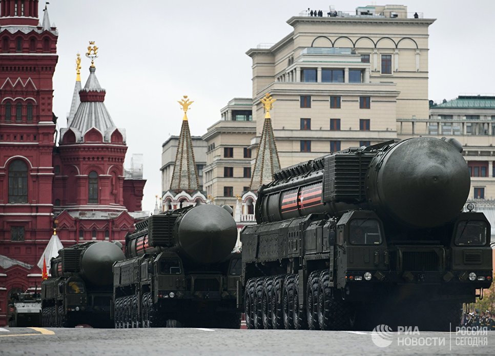Подвижный грунтовый ракетный комплекс (ПГРК) Ярс с РС-24 на военном параде на Красной площади Подвижный грунтовый ракетный комплекс (ПГРК) Ярс с РС-24 на военном параде на Красной площади