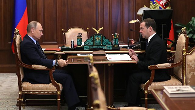 Президент РФ Владимир Путин и председатель правительства РФ Дмитрий Медведев во время встречи. 21 декабря 2017