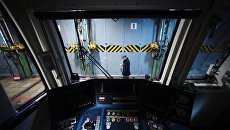 Кабина машиниста поезда метро в Измайловском электродепо. Архивное фото Кабина машиниста поезда метро в Измайловском электродепо. Архивное фото