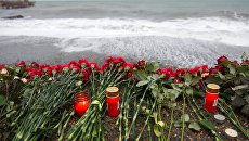 Цветы на набережной в Адлере в память о погибших при крушении самолета Ту-154 Минобороны России Цветы на набережной в Адлере в память о погибших при крушении самолета Ту-154 Минобороны России
