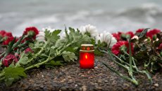 Цветы на набережной в Адлере в память о погибших при крушении самолета. Архивное фото Цветы на набережной в Адлере в память о погибших при крушении самолета. Архивное фото