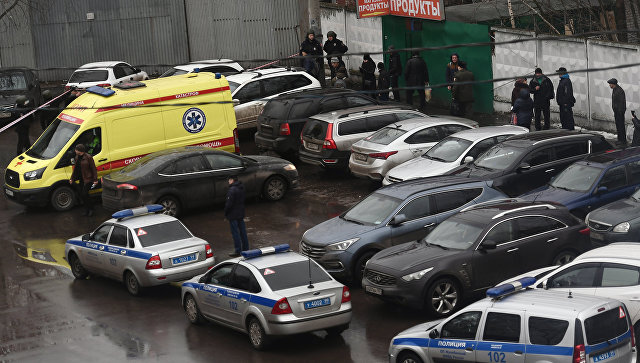 Полиция и автомобиль реанимации на Иловайской улице. 27 декабря 2017