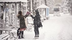 Прохожие на одной из улиц в Бишкеке. Архивное фото Прохожие на одной из улиц в Бишкеке. Архивное фото