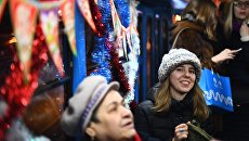 Пассажиры в салоне новогоднего трамвая в Москве Пассажиры в салоне новогоднего трамвая в Москве