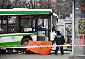 Сотрудник правоохранительных органов у пассажирского автобуса, въехавшего в остановку на Сходненской улице в Москве. 29 декабря 2017 Сотрудник правоохранительных органов у пассажирского автобуса, въехавшего в остановку на Сходненской улице в Москве. 29 декабря 2017
