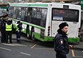 Сотрудники правоохранительных органов у пассажирского автобуса, въехавшего в остановку на Сходненской улице в Москве. 29 декабря 2017 Сотрудники правоохранительных органов у пассажирского автобуса, въехавшего в остановку на Сходненской улице в Москве. 29 декабря 2017
