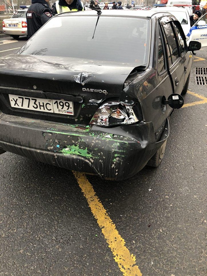 Автомобиль Daewoo Nexia на месте ДТП на Сходненской улице в Москве. 29 декабря 2017