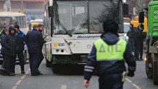 Эвакуация пассажирского автобуса, въехавшего в остановку на Сходненской улице в Москве. 29 декабря 2017 Эвакуация пассажирского автобуса, въехавшего в остановку на Сходненской улице в Москве. 29 декабря 2017