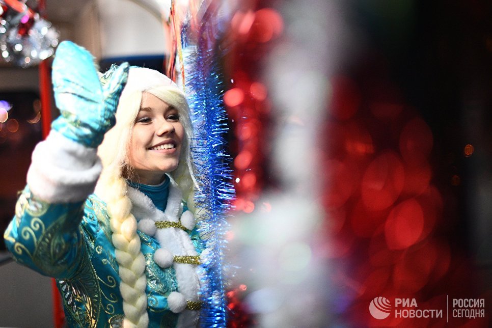 Снегурочка в салоне новогоднего трамвая, украшенный яркими светодиодными огнями, в Москве Снегурочка в салоне новогоднего трамвая, украшенный яркими светодиодными огнями, в Москве