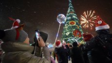 Праздничный салют во время празднования Нового года. Архивное фото Праздничный салют во время празднования Нового года. Архивное фото