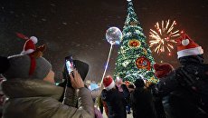 Праздничный салют во время празднования Нового года во Владивостоке. 31 декабря 2017 Праздничный салют во время празднования Нового года во Владивостоке. 31 декабря 2017