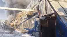 Сотрудники пожарной службы МЧС РФ во время тушения пожара в здании с обувным производством в поселке Чернореченский Искитимского района Новосибирской области. 4 января 2018 Сотрудники пожарной службы МЧС РФ во время тушения пожара в здании с обувным производством в поселке Чернореченский Искитимского района Новосибирской области. 4 января 2018