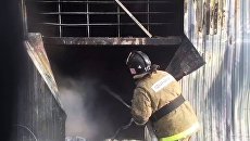 Сотрудники пожарной службы МЧС РФ во время тушения пожара в здании с обувным производством в поселке Чернореченский Искитимского района Новосибирской области. 4 января 2018 Сотрудники пожарной службы МЧС РФ во время тушения пожара в здании с обувным производством в поселке Чернореченский Искитимского района Новосибирской области. 4 января 2018