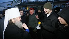 Митрополит Вышгородский и Чернобыльский Павел ведет переговоры с протестующими возле Киево-Печерской лавры. 8 января 2018 Митрополит Вышгородский и Чернобыльский Павел ведет переговоры с протестующими возле Киево-Печерской лавры. 8 января 2018