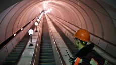 Рабочий у эскалатора строящейся станции московского метро Рабочий у эскалатора строящейся станции московского метро