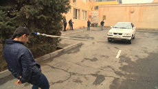 Девушка из Армении протащила прикрепленный к её волосам автомобиль Девушка из Армении протащила прикрепленный к её волосам автомобиль