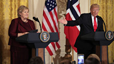 Президент США Дональд Трамп на пресс-конференции с премьером Норвегии Эрной Сульберг в Вашингтоне. 10 января 2018 Президент США Дональд Трамп на пресс-конференции с премьером Норвегии Эрной Сульберг в Вашингтоне. 10 января 2018