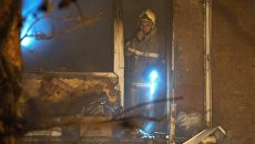 Сотрудник МЧС на месте взрыва газа в жилом доме по 5-й Кордной улице в Омске. 12 января 2018 Сотрудник МЧС на месте взрыва газа в жилом доме по 5-й Кордной улице в Омске. 12 января 2018