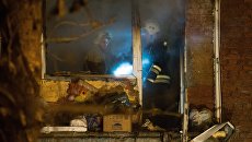 Сотрудники МЧС на месте взрыва газа в жилом доме по 5-й Кордной улице в Омске. 12 января 2018 Сотрудники МЧС на месте взрыва газа в жилом доме по 5-й Кордной улице в Омске. 12 января 2018
