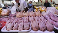Прилавок с птицей в мясном отделе на Дорогомиловском рынке в Москве Прилавок с птицей в мясном отделе на Дорогомиловском рынке в Москве