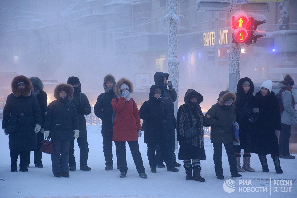 Местные жители на одной из улиц города Якутск Местные жители на одной из улиц города Якутск