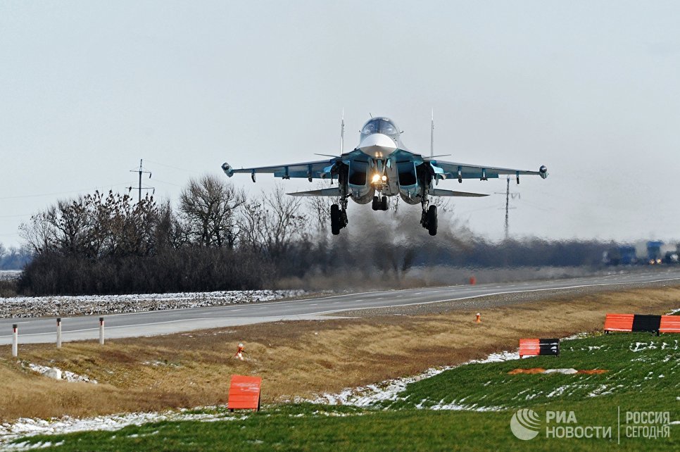 Истребитель-бомбардировщик Су-34 во время посадки на автотрассу в Ростовской области в ходе летно-тактических учений 4-й армии ВВС и ПВО Южного военного округа Истребитель-бомбардировщик Су-34 во время посадки на автотрассу в Ростовской области в ходе летно-тактических учений 4-й армии ВВС и ПВО Южного военного округа