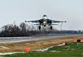 Истребитель-бомбардировщик Су-34 во время посадки на автотрассу в Ростовской области в ходе летно-тактических учений 4-й армии ВВС и ПВО Южного военного округа Истребитель-бомбардировщик Су-34 во время посадки на автотрассу в Ростовской области в ходе летно-тактических учений 4-й армии ВВС и ПВО Южного военного округа