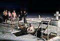 Верующие во время традиционного праздничного купания в Крещенский сочельник на территории Валдайского Иверского Святоозерского Богородицкого мужского монастыря в Новгородской области Верующие во время традиционного праздничного купания в Крещенский сочельник на территории Валдайского Иверского Святоозерского Богородицкого мужского монастыря в Новгородской области