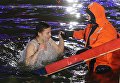 Девушка во время традиционного праздничного купания в Крещенский сочельник у Храма Святителя Николая в Измайловском Кремле в Москве Девушка во время традиционного праздничного купания в Крещенский сочельник у Храма Святителя Николая в Измайловском Кремле в Москве
