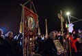Верующие во время освящения воды в Крещенский сочельник в бухте Казачей в Севастополе Верующие во время освящения воды в Крещенский сочельник в бухте Казачей в Севастополе