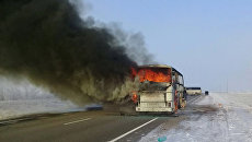 Автобус горит на трассе Самара - Шымкент в Актюбинской области в Казахстане Автобус горит на трассе Самара - Шымкент в Актюбинской области в Казахстане