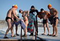 Участники традиционного праздничного купания в Крещенский сочельник в городском пруду города Невьянска Свердловской области Участники традиционного праздничного купания в Крещенский сочельник в городском пруду города Невьянска Свердловской области