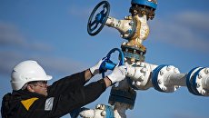 Рабочий на Барсуковском месторождении в Ямало-Ненецком автономном округе. Архивное фото Рабочий на Барсуковском месторождении в Ямало-Ненецком автономном округе. Архивное фото