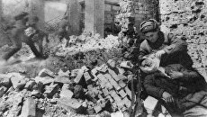 Сталинград. Декабрь 1942 г. Уличный бой. Санитарка перевязывает раненого. Архивное фото Сталинград. Декабрь 1942 г. Уличный бой. Санитарка перевязывает раненого. Архивное фото