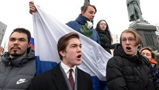 Участники несанкционированной акции на Пушкинской площади в Москве в рамках Забастовки избирателей Участники несанкционированной акции на Пушкинской площади в Москве в рамках Забастовки избирателей