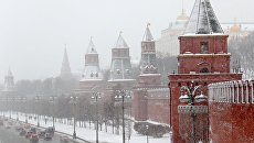 Автомобили на Кремлевской набережной в Москве во время снегопада. Архивное фото Автомобили на Кремлевской набережной в Москве во время снегопада. Архивное фото